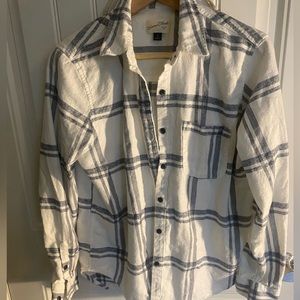 Universal thread flannel white n blue shirt, size medium